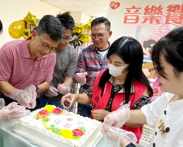 為植物人溫馨慶生 創世慈善感恩音樂餐會募集營養餐食經費